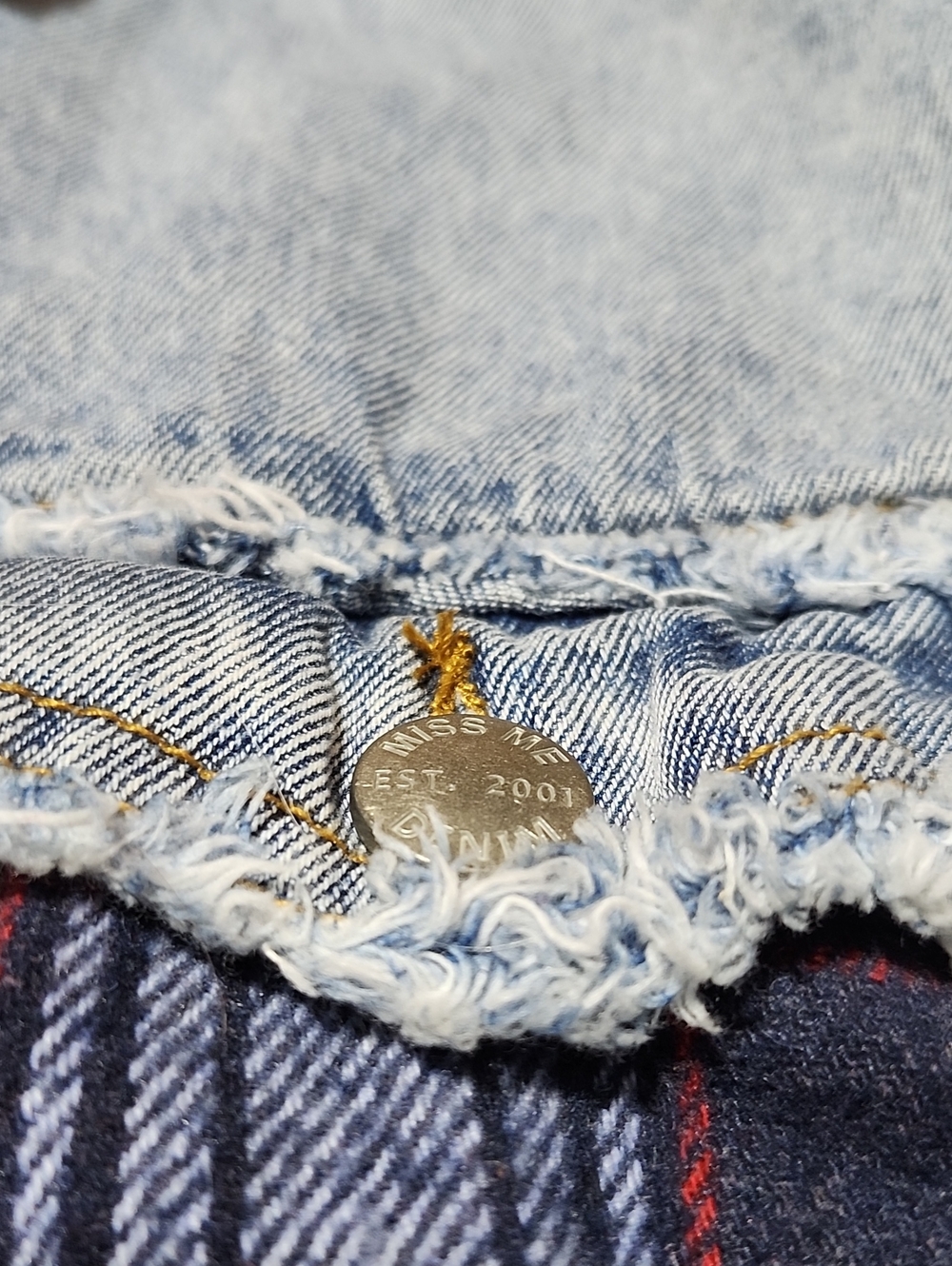 MISS ME DESTUCTED PLAID RAW-EDGE FRAYED CROPPED BUTTON-DOWN DENIM JACKET - Picture 5 of 15